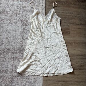 Chic Ivory Lace-Trimmed Chemise